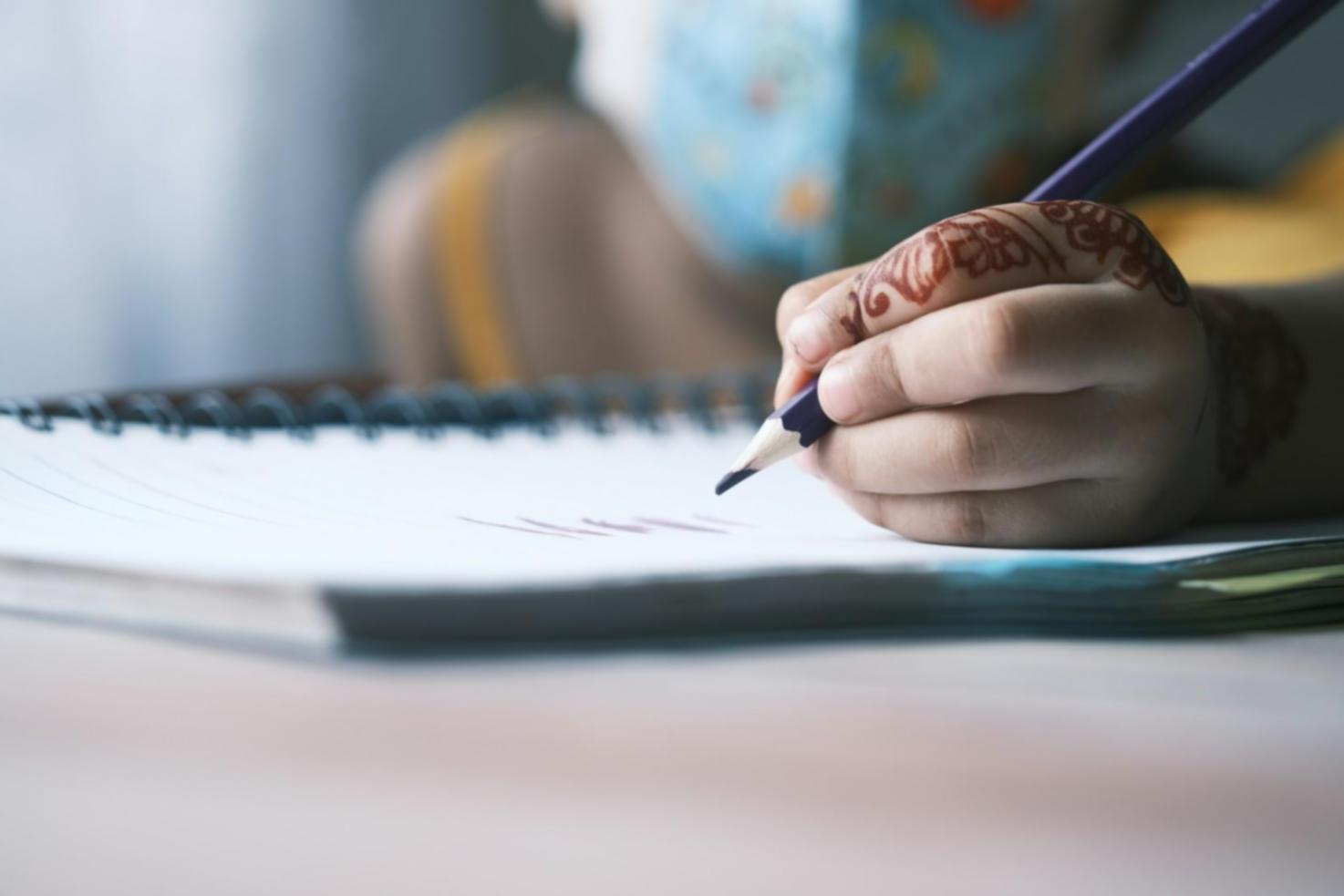 Espace de travail moderne avec ordinateur et documents financiers
